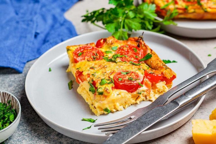 Фриттата с овощами и колбасой