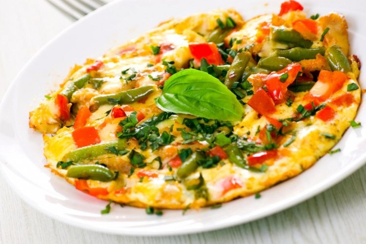 Омлет с овощами на завтрак