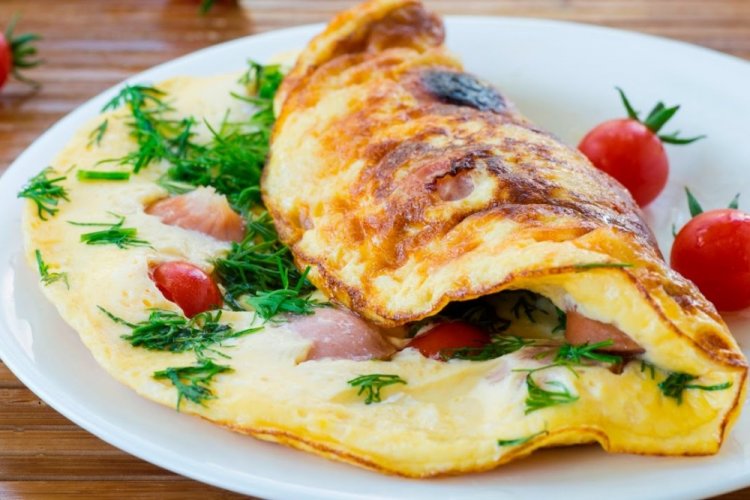 Омлет с сосисками и помидорами