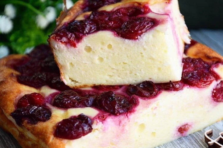 Творожная запеканка с кефиром и вишней