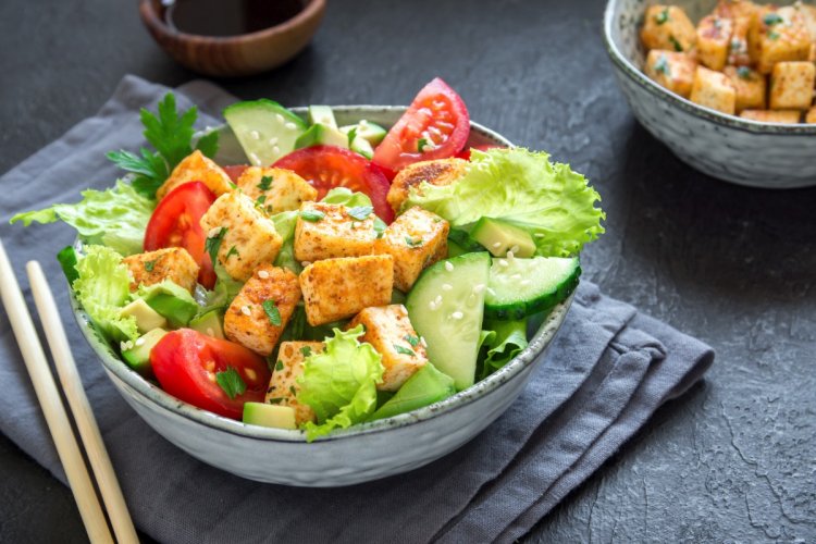 15 салатов с тофу, которые захочется приготовить еще не раз