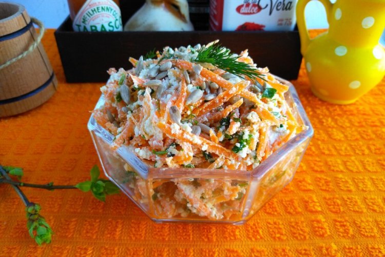 Витаминный салат из моркови и творога