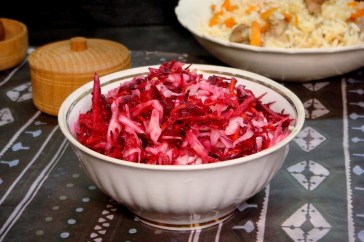 Салат с квашеной капустой и свеклой