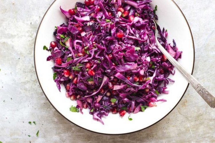 Салат с гранатом и орехами