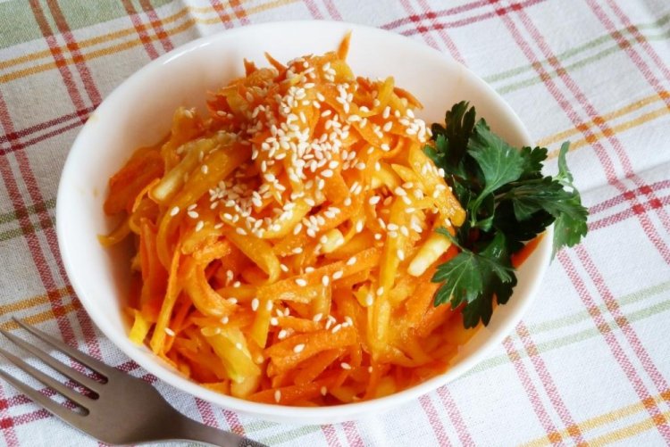 Витаминный салат из тыквы и яблока