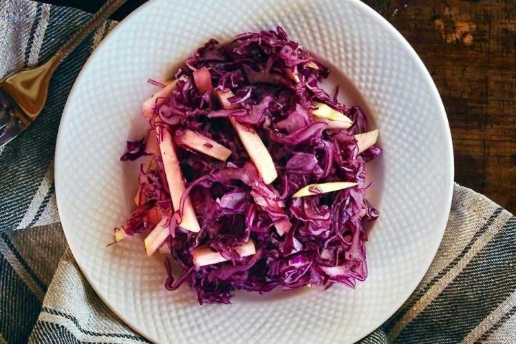 Салат из краснокочанной капусты с яблоками