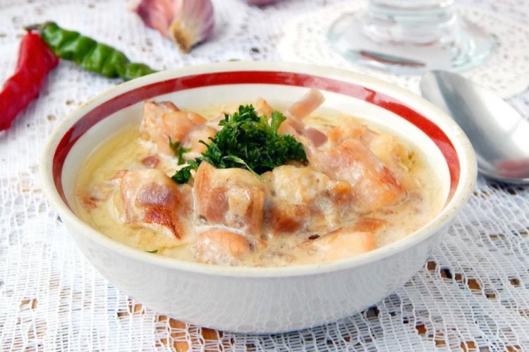 Тушеная индейка в сметане