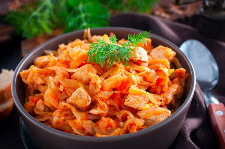 Тушеная индейка с капустой