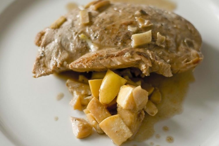 Тушеная индейка с айвой