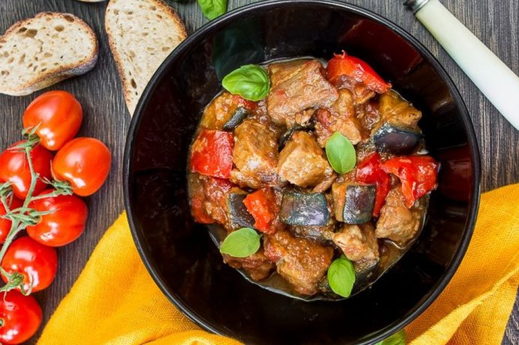 Тушеная индейка с баклажанами