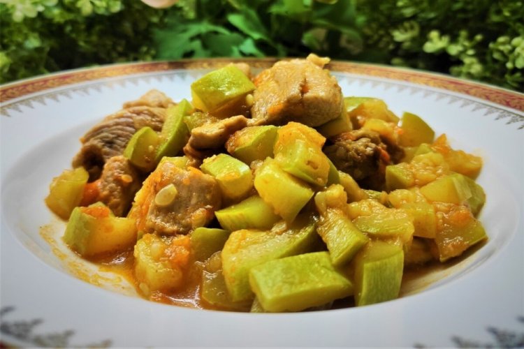 Тушеная индейка с кабачками