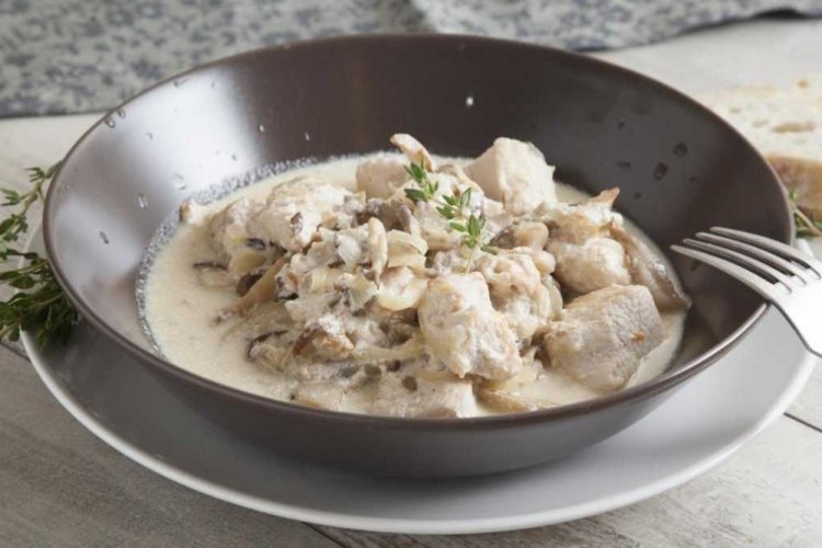 Тушеная индейка со сливками