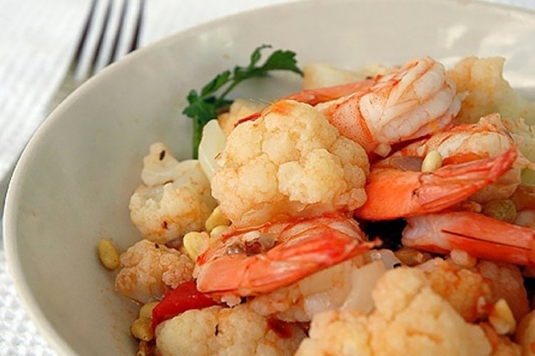 Салат из цветной капусты с креветками