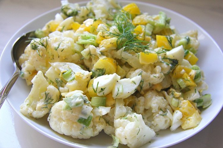Салат из запеченной цветной капусты с яйцами и овощами