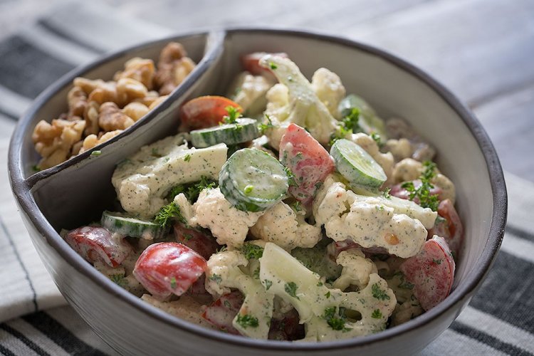 Салат из цветной капусты с копченой курицей