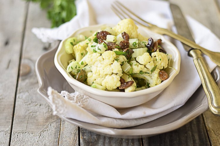 Салат из цветной капусты с изюмом и орехами