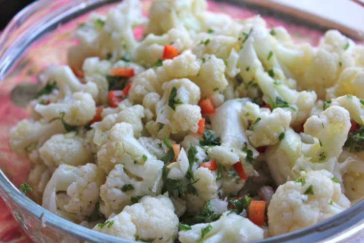 Салат из цветной капусты с болгарским перцем и маслинами