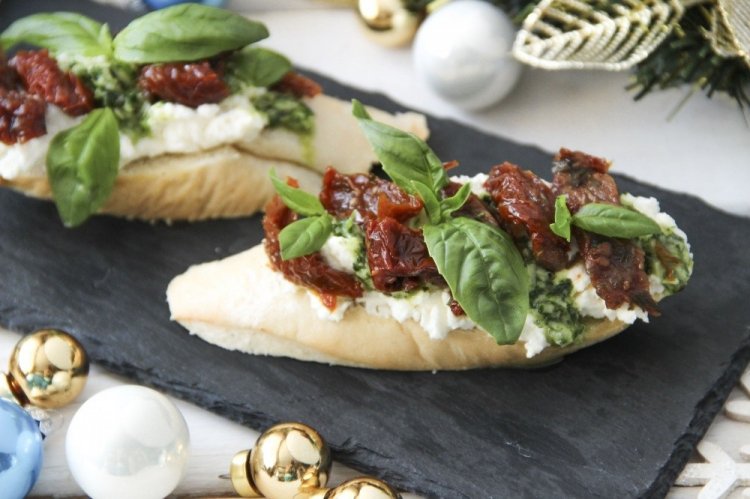 Брускетта с вялеными томатами и соусом песто