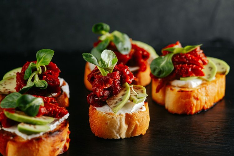 Брускетта с вялеными томатами, фетой и сливочным сыром