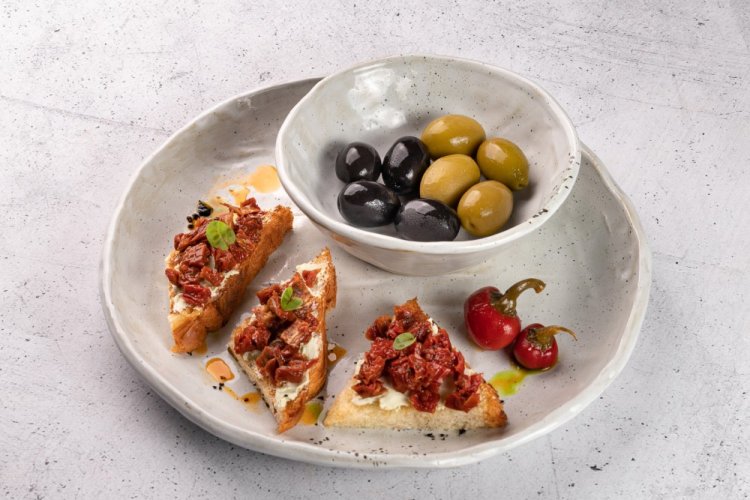 Брускетта с вялеными томатами и пастой из оливок