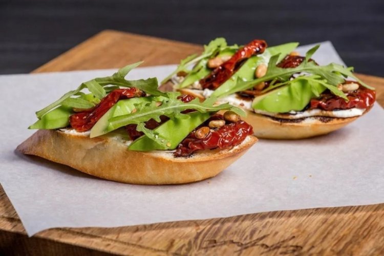 Брускетта с вялеными томатами и авокадо