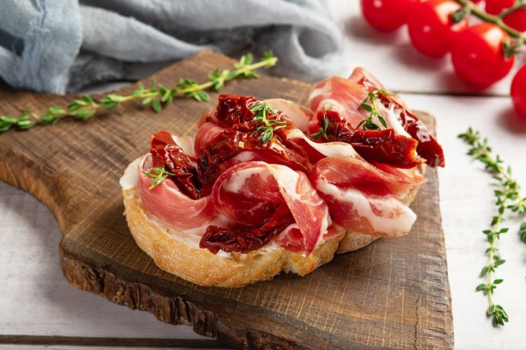 Брускетта с ветчиной и вялеными томатами