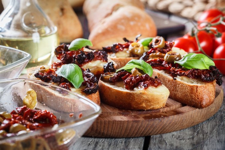 Брускетта с вялеными томатами и оливками