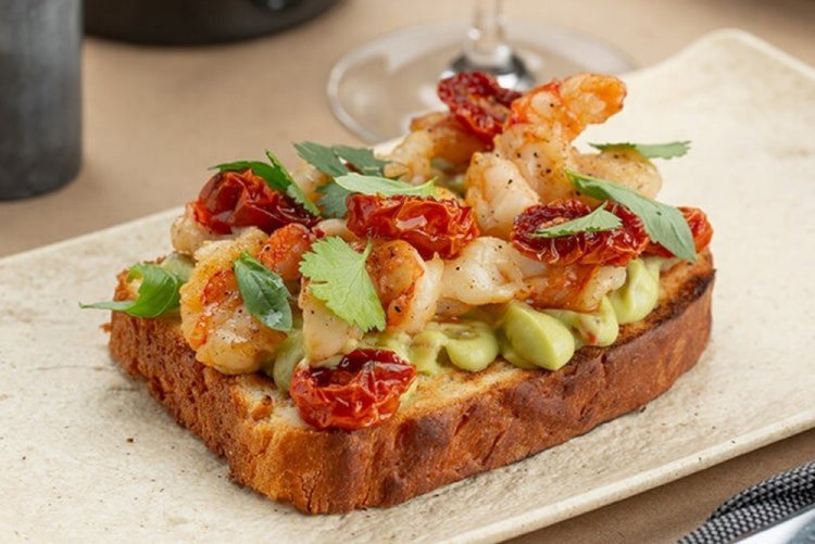 Брускетта с креветками и вялеными томатами