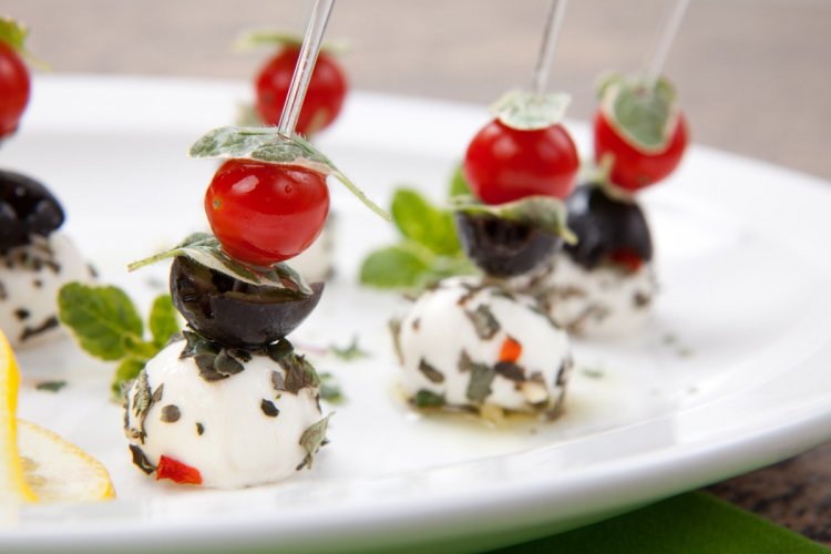 15 интересных рецептов канапе с моцареллой