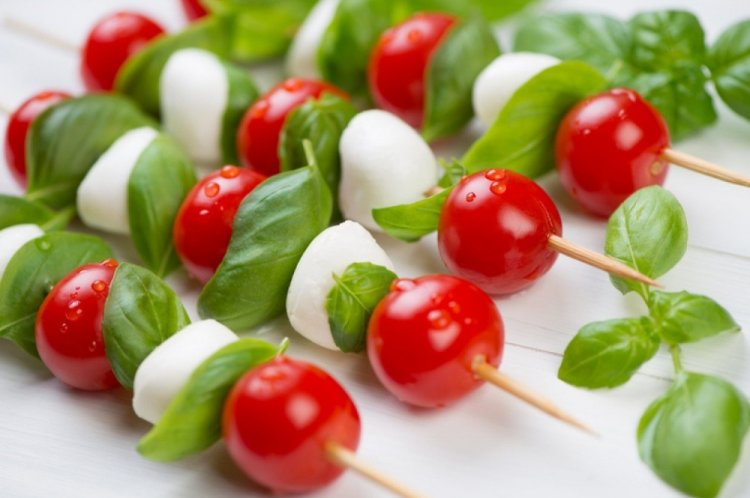 Канапе с моцареллой и помидорами черри