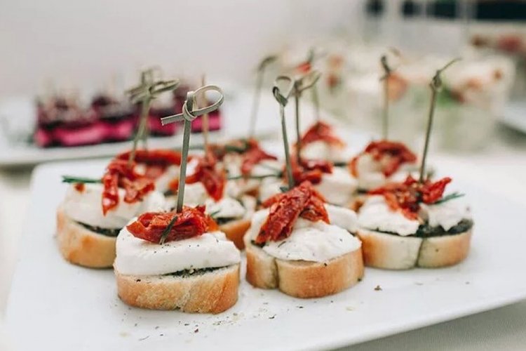Канапе с моцареллой и вялеными помидорами