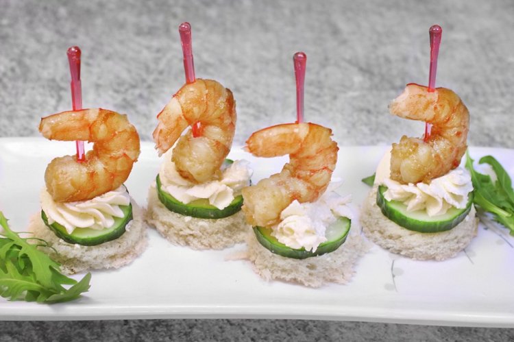 Канапе с моцареллой и креветками
