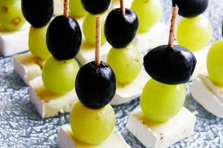 Канапе с моцареллой и виноградом