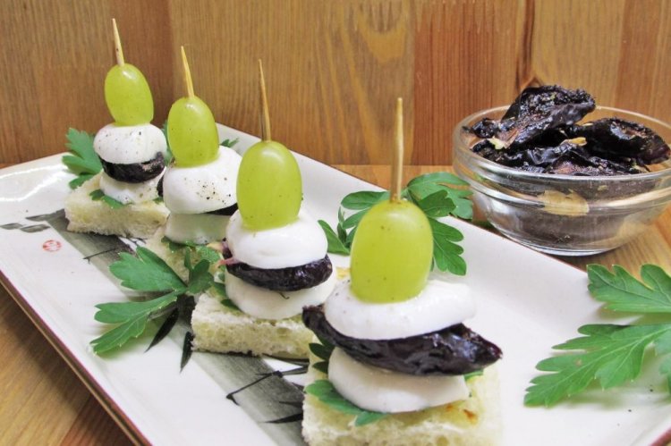 Канапе с моцареллой и вяленой сливой
