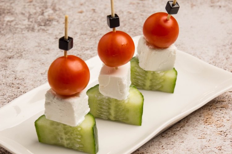 Канапе с моцареллой и огурцами