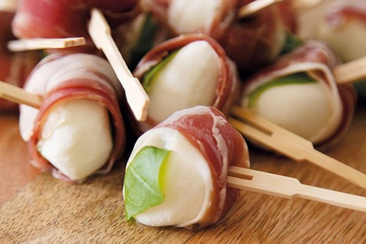 Канапе с моцареллой и ветчиной