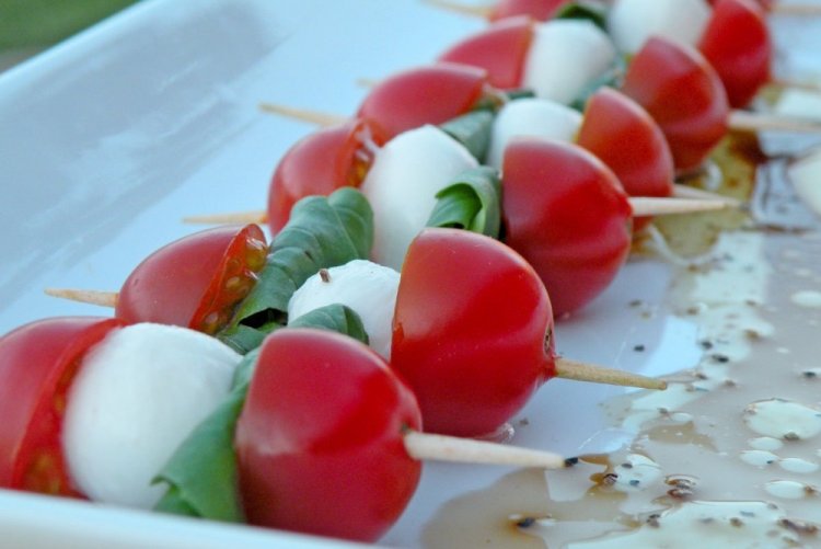 Канапе с моцареллой, помидорами черри и латуком