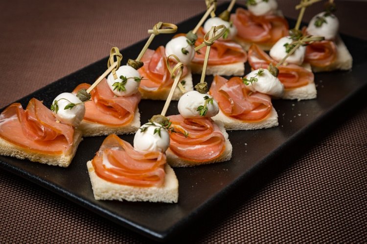 Канапе с хлебом и моцареллой