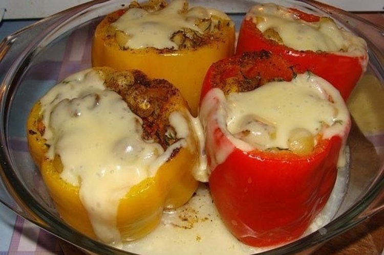 Пикантный сырный соус для фаршированных перцев