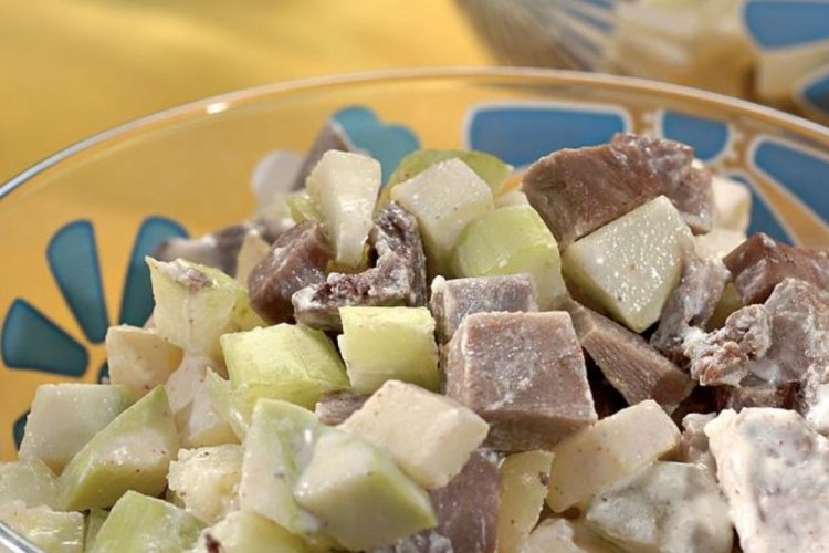 Салат со свиным языком и яблоками