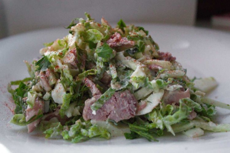 Салат со свиным языком и пекинской капустой