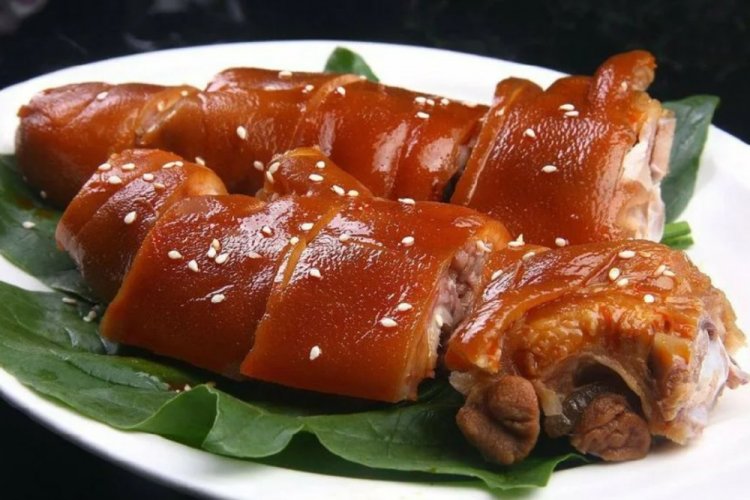 Тушеная свиная шкура в томате