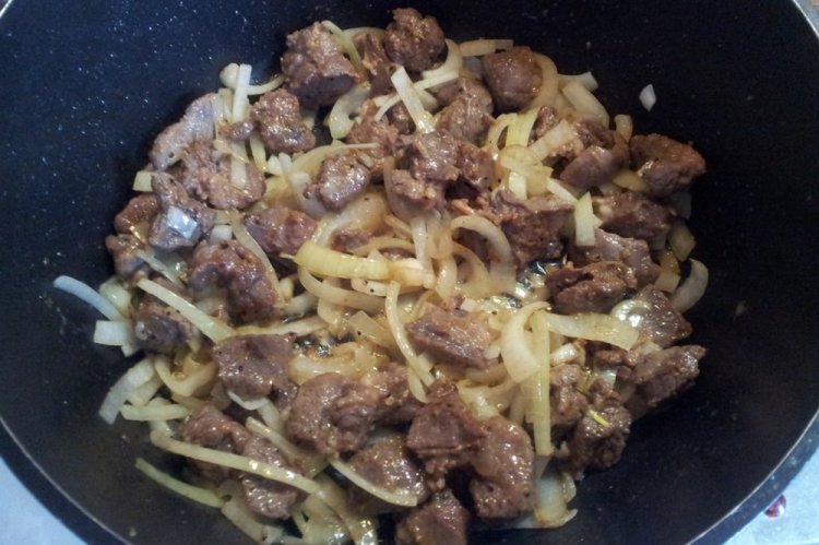Баранина с луком на сковороде