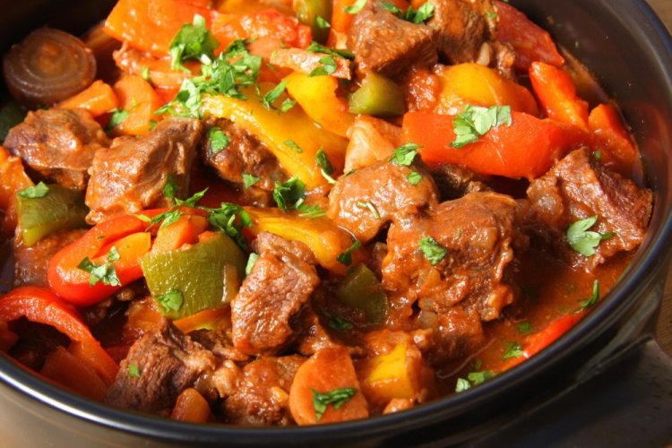 Овощное рагу с бараниной на сковороде