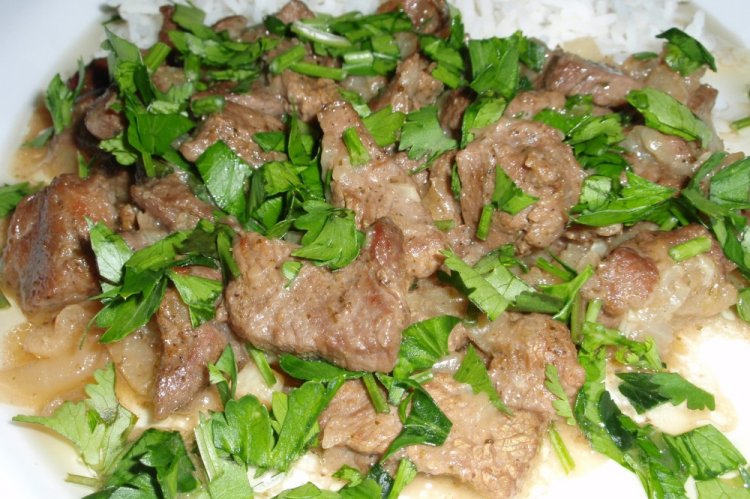 Баранина с зеленью на сковороде
