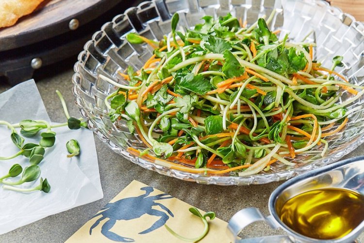 Салат из огурцов и моркови с микрозеленью