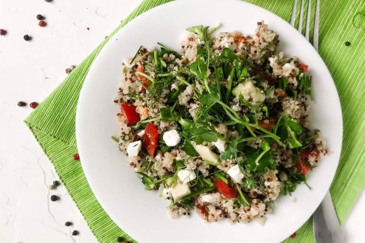 Салат с киноа и микрозеленью