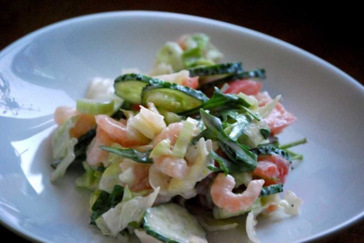 Салат с креветками и микрозеленью