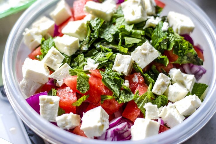 Салат с яблоками, микрозеленью и козьим сыром