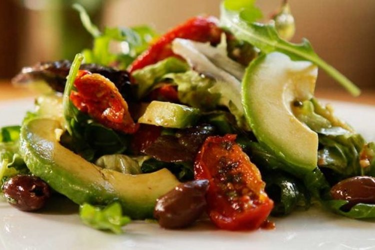 Салат с микрозеленью и вялеными помидорами